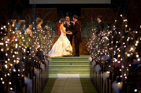 igreja decorada para casamento com galhos secos